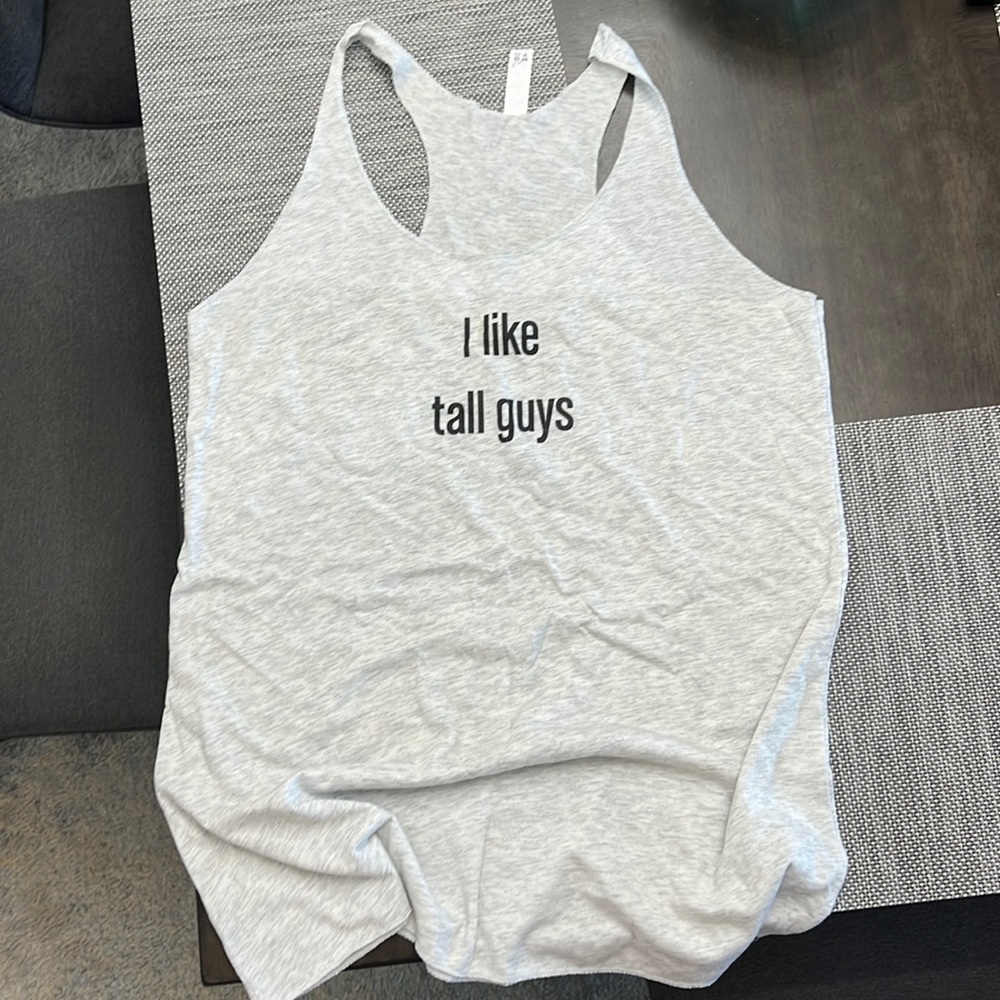 I like Tall Guys women’s tank top size Medium